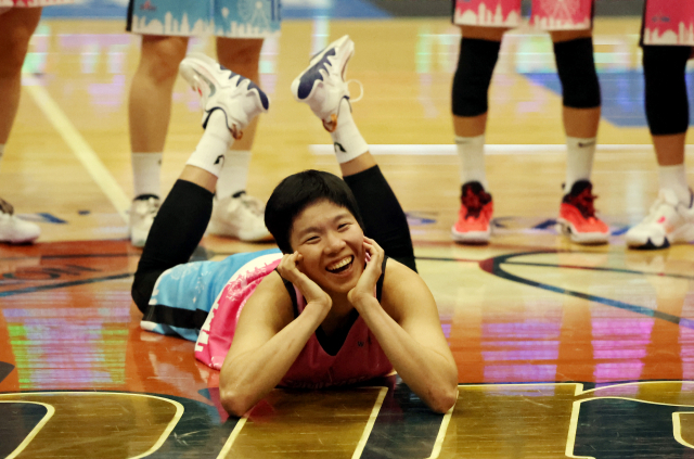 8일 인천 도원체육관에서 열린 여자프로농구 올스타전. 베스트 퍼포먼스상을 받은 핑크스타 팀 부산 BNK 썸 센터 진안이 세리머니를 하고 있다. 연합뉴스