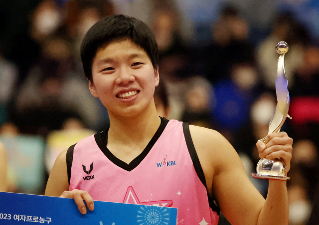 8일 인천 도원체육관에서 열린 여자프로농구 올스타전에서 부산 BNK 썸 센터 진안이 최우수선수상(MVP)과 베스트 퍼포먼스상을 수상했다. 연합뉴스