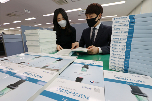 올해는 연말정산시 작년보다 대중교통 사용액과 소비 증가분 공제율이 높아져 작년보다 소득공제 규모가 커질 것으로 예상된다. 연합뉴스