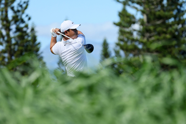 PGA 투어 새해 첫 대회에서 톱 10을 노리는 김주형(20)이 8일(한국시간) 미국 하와이에서 펼쳐진 센트리토너먼트오브챔피언스 3라운드 9번홀에서 샷을 날리고 있다. AFP연합뉴스