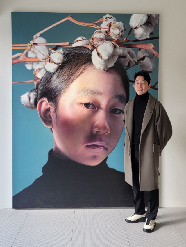 작품 '해는 진다' 앞에 선 강강훈 작가. 오금아 기자