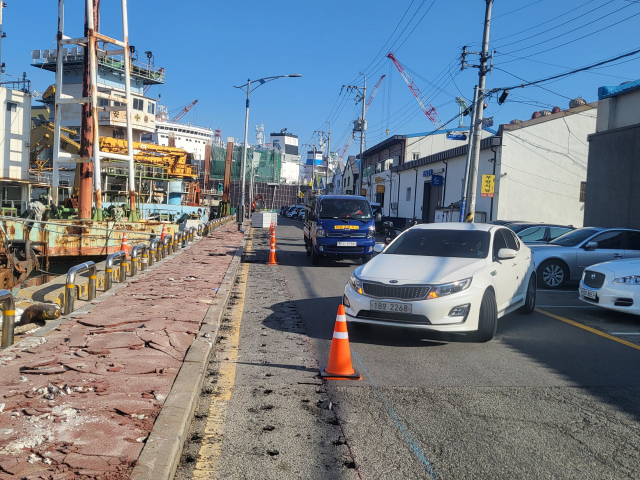 부산 영도구 봉래동 물양장 거리에 커피숍이 늘어나 교통 혼잡도 극심해지고 있다.