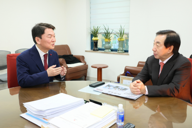 국민의힘 안철수 의원이 9일 오전 당 대표 출마 선언 기자회견을 마친 뒤 서울 여의도 중앙당사를 방문, 김성태 중앙위원회 의장과 면담하고 있다. 연합뉴스