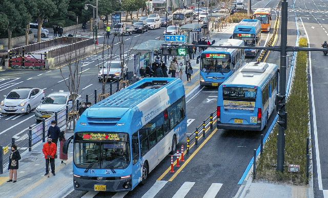 사진은 부산 서면교차로에서 주례교차로까지 중앙버스전용차로 5.4km 구간을 개통한 지난 12월 28일 시민들이 버스를 이용하고 있다. 김종진 기자 kjj1761@