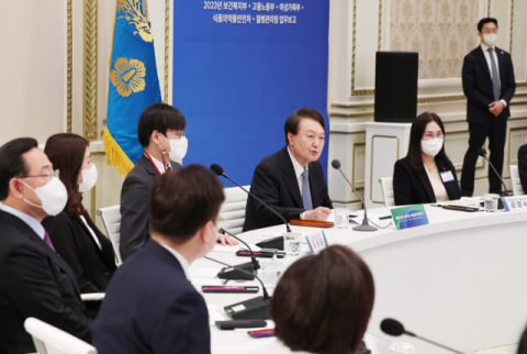 윤석열 대통령이 9일 청와대 영빈관에서 열린 보건복지부·고용노동부·여성가족부·식품의약품안전처·질병관리청의 새해 업무보고에서 발언하고 있다. 연합뉴스