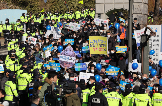 더불어민주당 이재명 대표 지지자들이 집회를 열고 있다. 연합뉴스