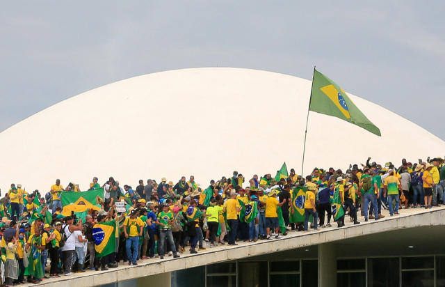 브라질 극우 시위대가 지난 8일 수도 브라질리아에 있는 의회 건물에 난입하고 있다. 연합뉴스