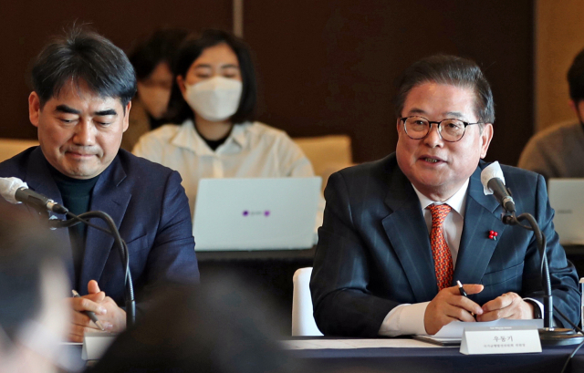 11일 오후 부산 해운대구 웨스틴조선호텔에서 우동기 지역균형발전위원장이 부산지역 대학총장들과 간담회를 하고 있다. 이재찬 기자 chan@