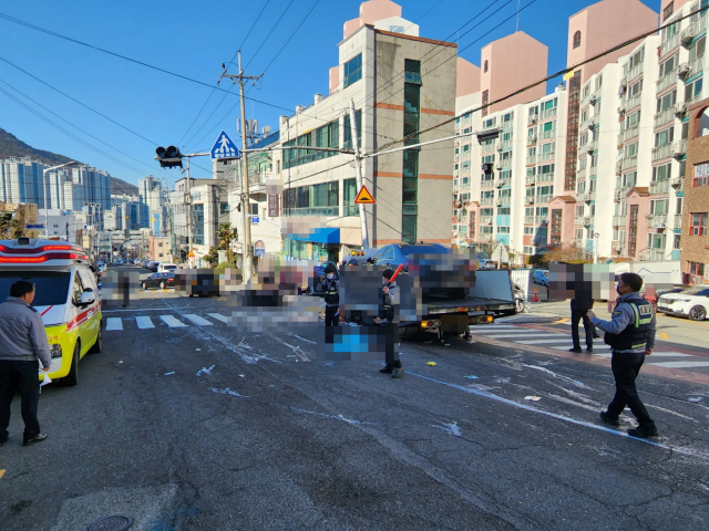 12일 오전 10시 52분 부산 북구 만덕동에 있는 한 도로에서 정차 중이던 3.5t 짜리 자동차 탁송 화물차가 미끄러져 전동카트를 몰던 60대 여성 A 씨를 들이받았다. 부산경찰청 제공