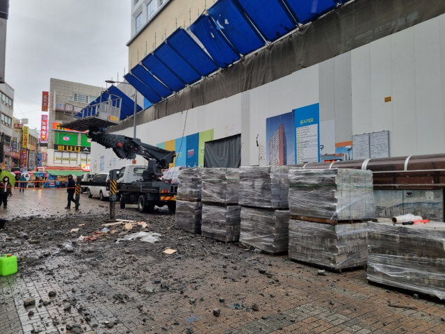 15일 오전 8시 32분 부산 중구 남포동의 한 공사 현장서 벽돌 더미가 떨어져 1명이 숨지고 2명이 다치는 사고가 일어났다. 부산소방재난본부 제공