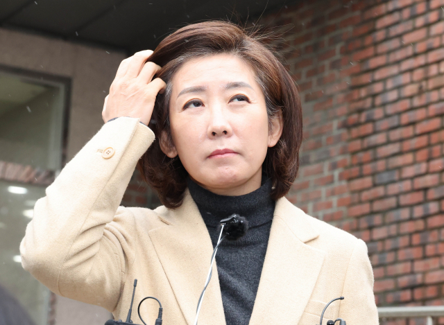 출산고령사회위원회 부위원장직에서 '해임'된 국민의힘 나경원 전 의원이 15일 오전 서울 흑석동 성당에서 미사를 마친 뒤 성당 밖으로 나와 취재진의 질문을 받고 있다. 연합뉴스