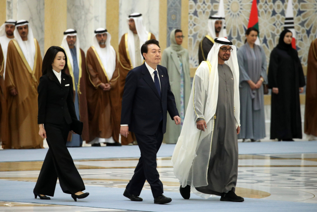 아랍에미리트(UAE)를 국빈 방문 중인 윤석열 대통령이 15일(현지시간) 아부다비 대통령궁에서 열린 공식 환영식에서 사열대로 이동하고 있다. 연합뉴스