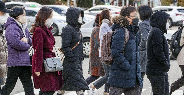전국 대부분 지역에 한파경보가 내려진 30일 오전 부산 동래역 앞에서 출근길 시민들이 발걸음을 옮기고 있다. 부산일보DB