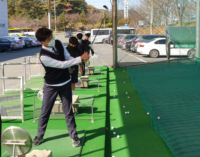학생들이 의령 친환경골프장 진로체험현장에서 학습 하는 모습. 의령군 제공