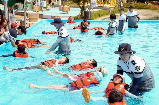 부산에서 만 5세 유아를 대상으로 생존 수영 교육이 시작된다. 사진은 어린이들이 남해해경청 울산해양경찰서 직원들로부터 생존 수영을 배우고 있는 모습. 부산일보 DB