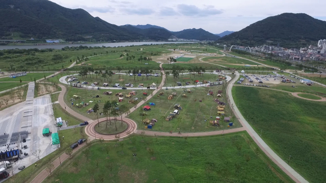 낙동강 둔치에 조성된 부울경 지역 최대 규모의 수변공원인 경남 양산 황산공원에 상하수도를 설치하는 양산시. 양산시 제공
