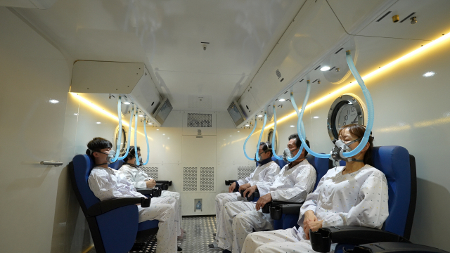 암환자들은 수술과 항암, 방사선치료를 거치면서 다양한 후유증과 부작용을 호소한다. 암환자들이 다인용 체임버에서 고압산소치료를 받고 있다. 드림나라병원 제공