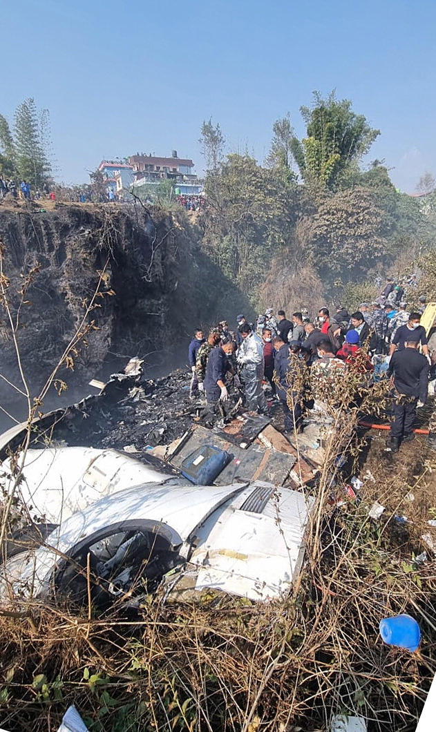 한국인 2명 등 승객 72명을 태운 예티항공 ATR72 항공기가 추락한 현장에서 구조대가 작업하고 있다. 현재까지 68구의 시신이 발견됐으며, 4명은 실종 상태다. EPA연합뉴스