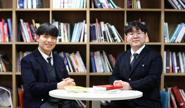2023학년도 서울대 수시 합격생인 지승환(왼쪽) 군과 김경민 군은 서울대 합격 비법으로 방학과 학기 중의 차이를 두지 않는 ‘꾸준함’을 꼽았다. 정종회 기자 jjh@