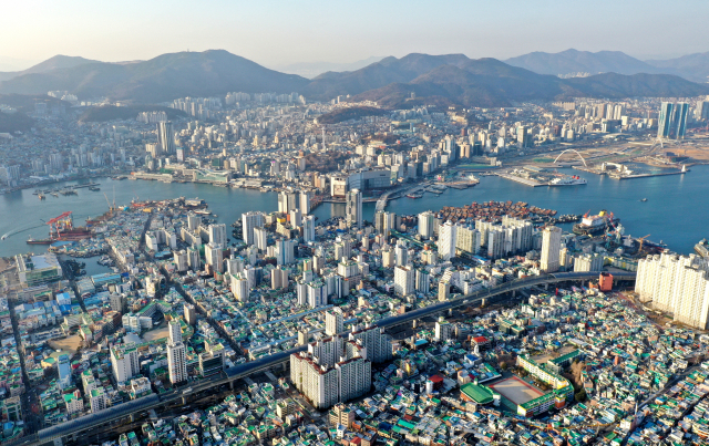 인구감소지역으로 지정된 부산 영도구, 동구, 서구에 거주하는 지역 대학 출신 외국인 우수 인재 110명에게 거주(F-2) 비자를 주는 ‘지역특화형 비자’ 시범 사업이 올해 추진된다. 부산항을 끼고 있는 영도구와 서구, 동구 일대 전경. 정종회 기자 jjh@