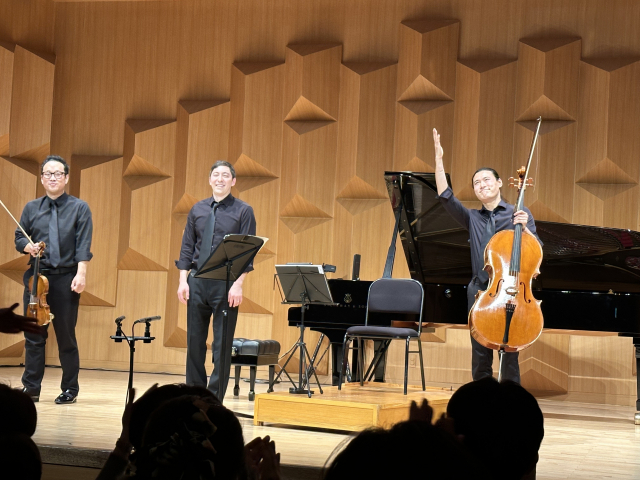 '2023 부산문화회관 챔버 페스티벌' 둘째 날을 장식한 지난 4일 '트리오 바클레이' 커튼콜 모습. 김은영 선임기자 key66@