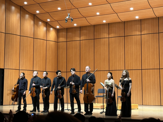 지난 3일 부산문화회관 중극장에서 열린 '2023 부산문화회관 챔버 페스티벌' 개막 연주회 커튼콜 모습. 마지막 곡 멘델스존의 현악 8중주를 마친 후 관객에 인사하고 있다. 김은영 선임기자 key66@