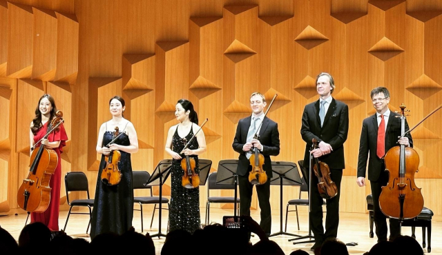 지난 12일 부산문화회관 챔버홀에서 열린 '로젠슈타인 현악4중주' 연주회에서 마지막 곡 차이콥스키 현악 6중주 '플로렌스의 추억'을 마치고 무대 인사를 나누는 국내외 연주자들. 김은영 선임기자 key66@