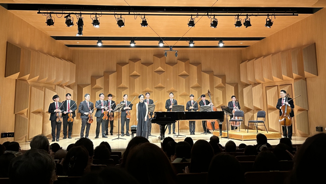 17일 '2023 부산문화회관 챔버 페스티벌' 폐막 연주회 1부를 마친 앙상블 코스모폴리탄과 피아니스트 심희정의 커튼콜 모습. 김은영 선임기자 key66@