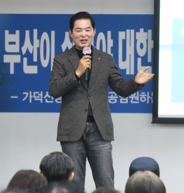 유영진 전 식약청장이 18일 부산일보사 강당에서 강연을 하고 있다. 정대현 기자 jhyun@