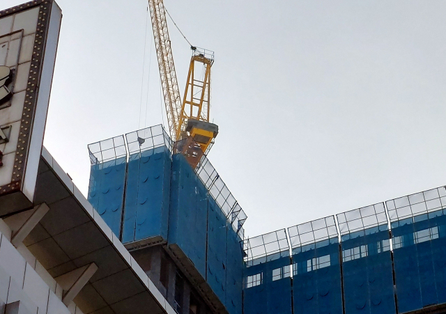 벽돌 더미가 쏟아져 20대 노동자가 목숨을 잃은 사고를 계기로 소형 타워크레인 규제가 엄격해져야 한다는 지적이 거세다. 지난 15일 20대 노동자가 숨진 부산 중구 남포동 공사 현장.