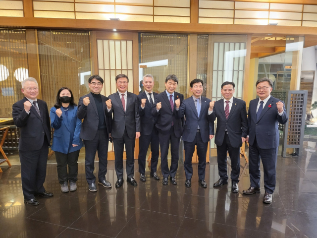 지난 18일 이주호 교육부장관과 부산 지역 5개 대학 총장이 비공개 회동을 가졌다.