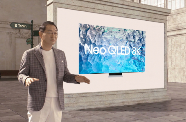 삼성전자 한종희 DX부문장(부회장)이 ‘네오 QLED 8K’ 제품을 소개하고 있다.삼성전자 제공