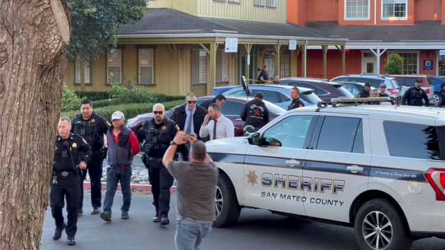 23일(현지시간) 미국 캘리포니아 해프문베이에서 발생한 대량 총기난사 용의자로 추정되는 한 남성을 경찰이 연행하고 있다. 이번 참사로 7명이 숨졌다. 로이터연합뉴스
