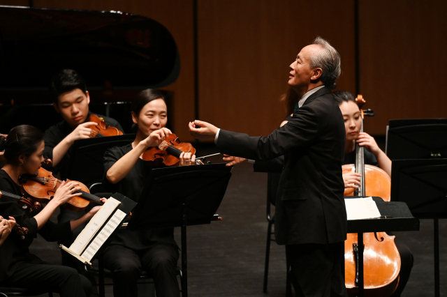 마에스트로 금난새의 첫 ‘2024 신년음악회’가 오는 18일 오후 4시 부산 수영구 F1963 내 석천홀에서 열린다. 사진은 금난새 지휘자. F1963 금난새 뮤직센터 제공.