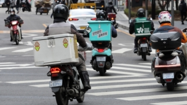 오토바이 기사들이 주문한 음식을 배달하는 모습.