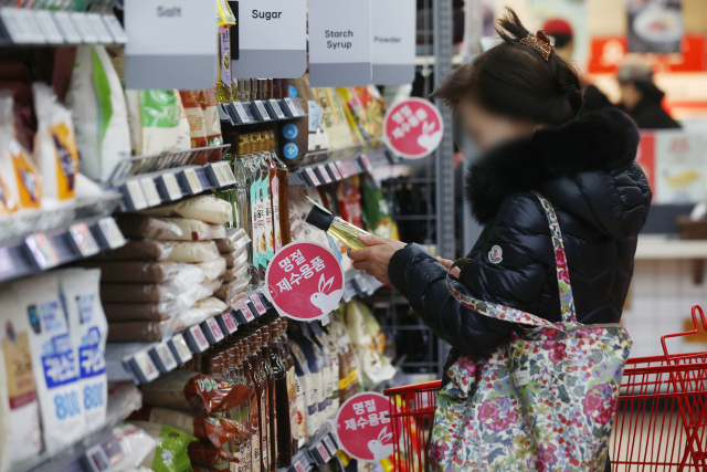 올겨울 최강 한파 속에 ‘난방비 폭탄’에 이어 전기·가스요금 등의 추가 인상이 예상되는데다 라면·우유 등 생필품 가격과 더불어 택시·지하철·버스 등 지방 공공요금도 줄인상을 예고하고 있어 서민들의 경제적 고통이 더욱 가중될 것으로 우려된다. 서울 중구 롯데마트 서울역점을 찾은 시민이 장을 보고 있는 모습. 연합뉴스