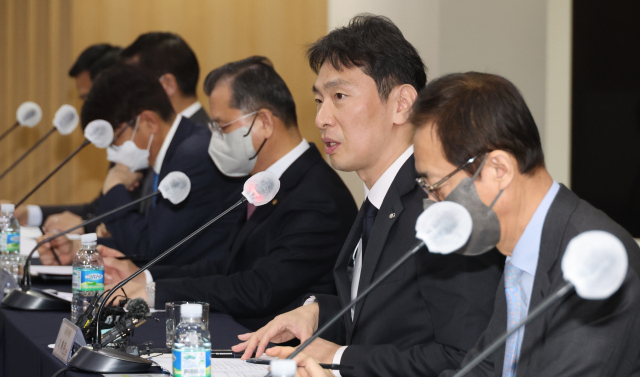 이복현 금감원장이 26일 종로구 생명보험교육문화센터에서 보험회사 대표들과 간담회를 하고 있다. 연합뉴스