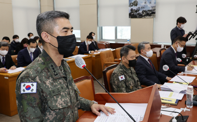 강신철 합참 작전본부장이 26일 오전 서울 국회에서 열린 국방위원회 전체회의에서 북한 무인기의 영공 침투 사태와 관련한 현안보고를 하고 있다. 연합뉴스