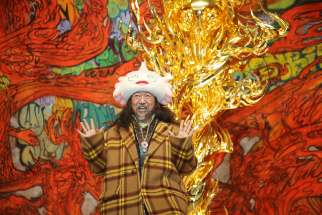 일본 현대미술의 거장 무라카미 다카시가 26일 부산 해운대구 부산시립미술관에서 열린 '무라카미 다카시: 무라카미좀비'전 개막에 앞서 작품 앞에서 포즈를 취하고 있다. 이재찬 기자 chan@