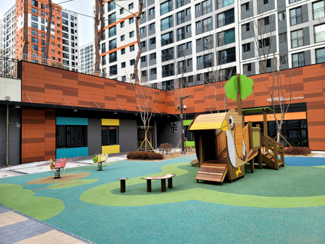 양산지역에서 문을 닫는 어린이집이 급증하고 있는 가운데 한 신규 아파트에 마련된 시립어린이집이 최근 개원해 원생을 모집 중이다. 김태권 기자 ktg660@