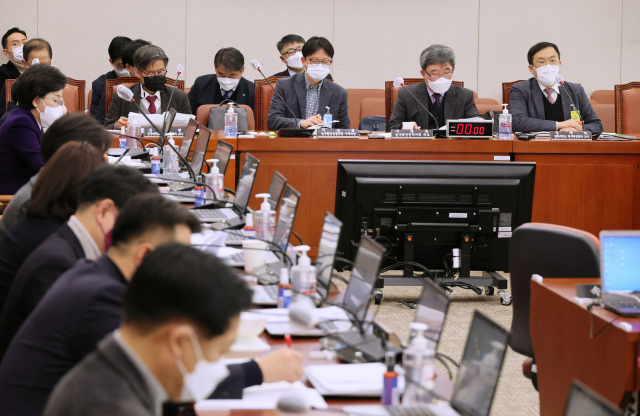 26일 국회 산업통상자원중소벤처기업위원회에서 고준위 방사성폐기물 관리에 관한 특별법안 등에 대한 공청회가 열렸다. 연합뉴스