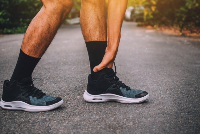 평소 발목을 많이 움직이지 않다가 추운 날씨에 갑자기 뛰는 것도 발목 통증이 심해지는 원인 중 하나다. 발목 통증을 방치하단 자칫 척추까지 틀어질 수 있다.