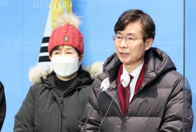 국민의힘 당권주자인 조경태 의원이 29일 국회 소통관에서 전국민 난방비 지원을 촉구하는 기자회견을 하고 있다. 연합뉴스