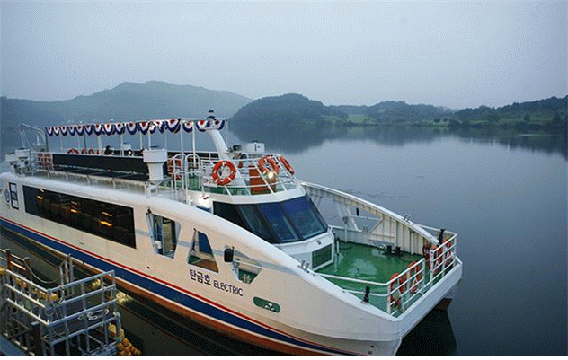 해양수산부 보조사업으로 건조되어 운항 중인 충주 ‘탄금호 일렉트린’. 해수부 제공