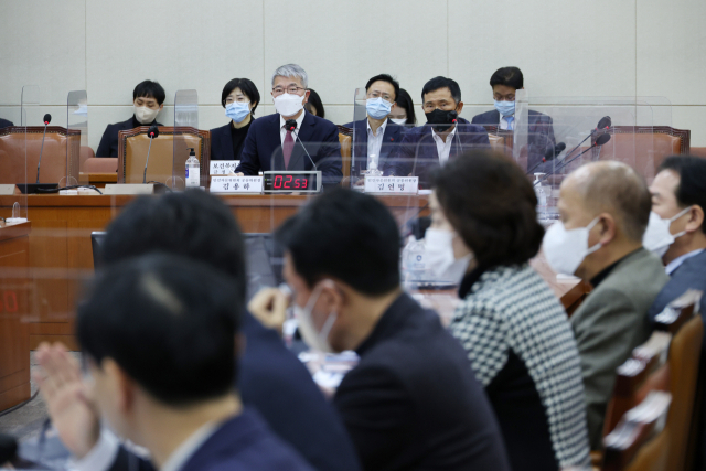 김용하(왼쪽)·김연명 민간자문위원회 공동위원장이 지난 3일 국회에서 열린 연금개혁특별위원회 전체회의에 참석하고 있다. 연합뉴스