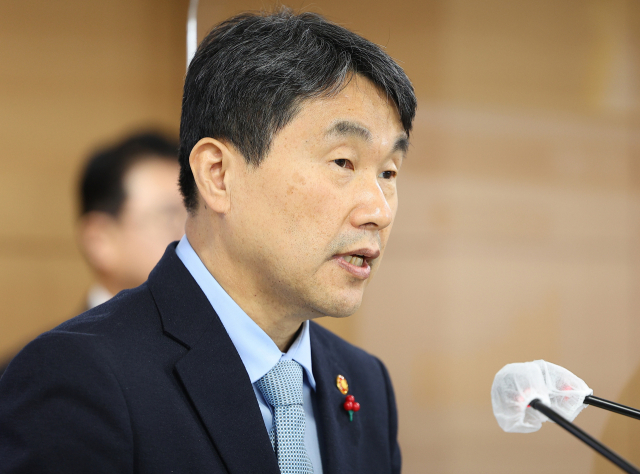 이주호 사회부총리 겸 교육부 장관이 30일 오후 정부서울청사 합동브리핑룸에서 교육부와 보건복지부로 나뉘어 있던 유아교육·보육 관리체계 통합(유보통합) 추진 방안에 대해 브리핑을 하고 있다. 연합뉴스