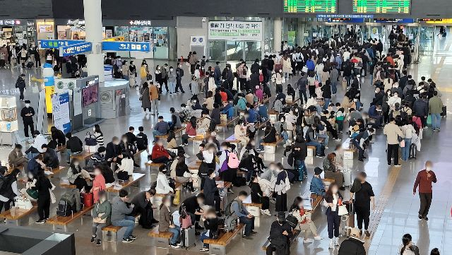 사진은 부산역 대합실이 열차 이용객들로 붐비고 있는 모습. 부산일보DB