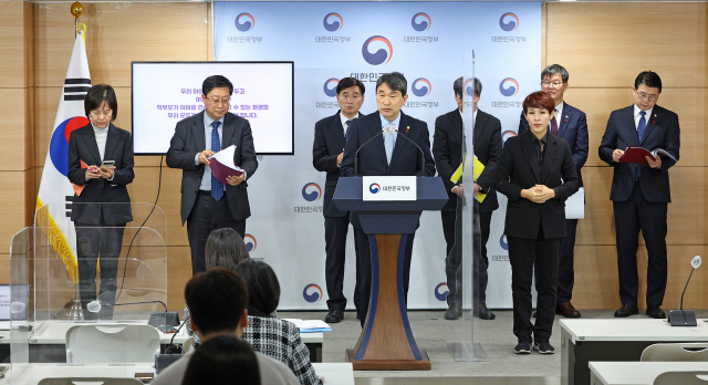 이주호 사회부총리 겸 교육부 장관이 30일 오후 정부서울청사 합동브리핑룸에서 유보통합 추진 방안 관련 질의에 답하고 있다. 연합뉴스