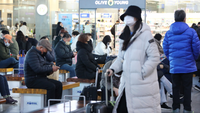 코로나19로 인한 실내 마스크 착용 의무가 ‘권고’로 바뀐 30일 오전 부산역 대합실에서 이용객들이 마스크를 착용한 채 열차를 기다리고 있다. 정종회 기자 jjh@