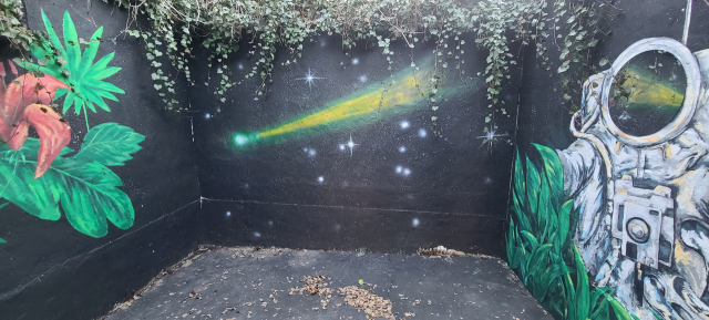 통영 '동피랑 벽화마을'에 있는 우주정원 벽화. 빈집 안으로 들어가면 우주비행사와 긴 꼬리를 단 혜성이 눈에 들어온다.